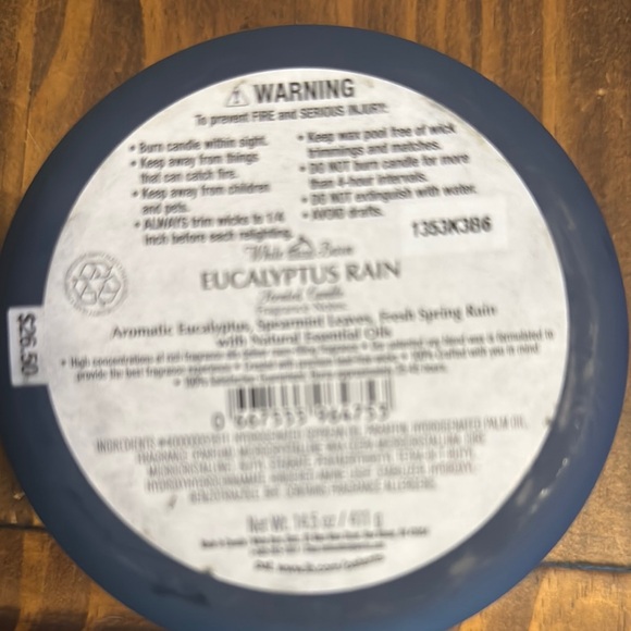 White Barn Blue Eucalyptus Rain Candle - Picture 4 of 4